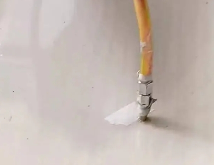 武宣瓷砖空鼓维修公司专业解答在瓷砖铺贴过程中，如果使用的砂料过粗（如全部使用了粗砂），可能会导致以下问题